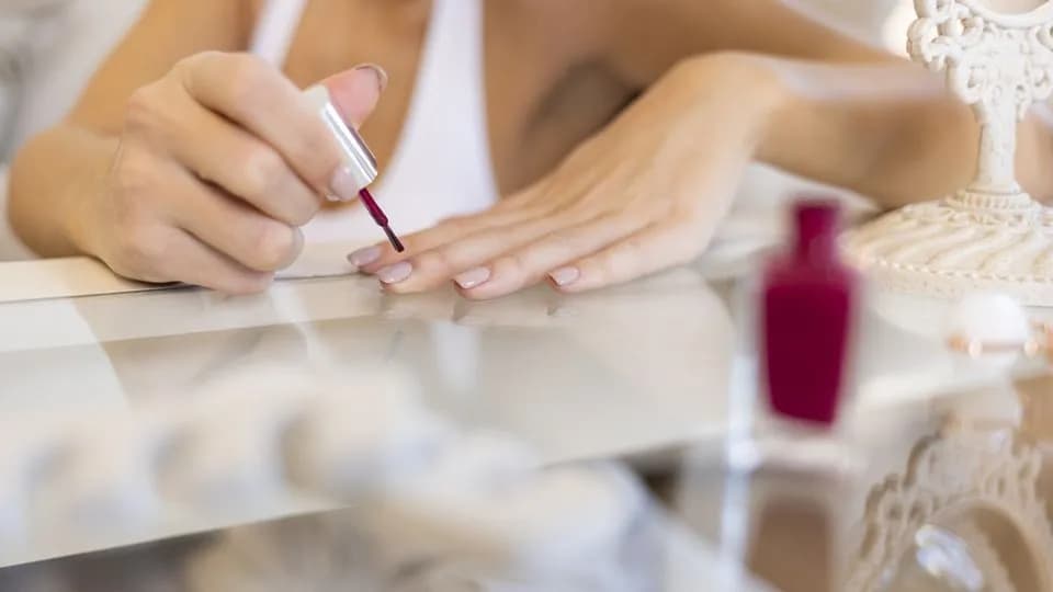 Lakier jak hybryda bez lampy w Rossmannie: najlepsze zamienniki 2025