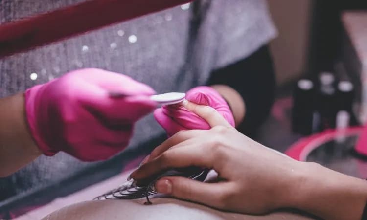Hybryda czy żel - który rodzaj manicure bardziej niszczy paznokcie? Prawda