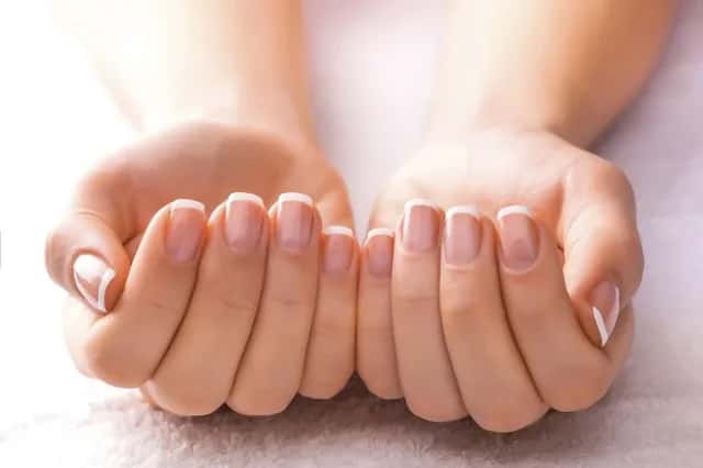 Cienkie paznokcie po hybrydach - Jak zadbać o paznokcie po zdjęciu hybrydy i naprawić uszkodzoną płytke