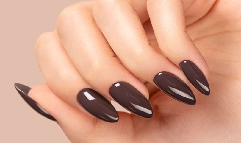 Paznokcie w odcieniach brązu - najmodniejsze kolory na sezon