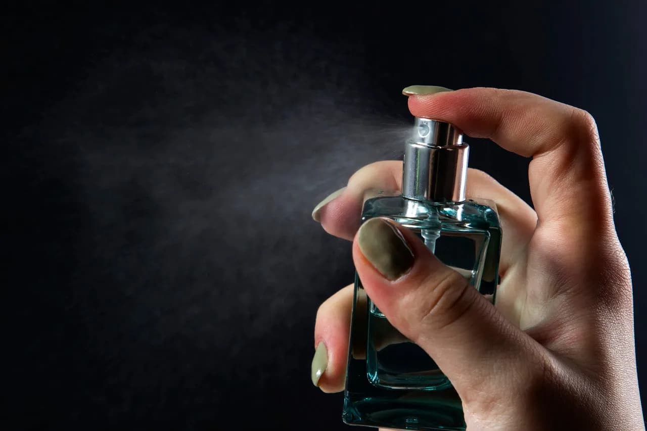 Najlepsze perfumy które długo się utrzymują damskie – trwałe zapachy