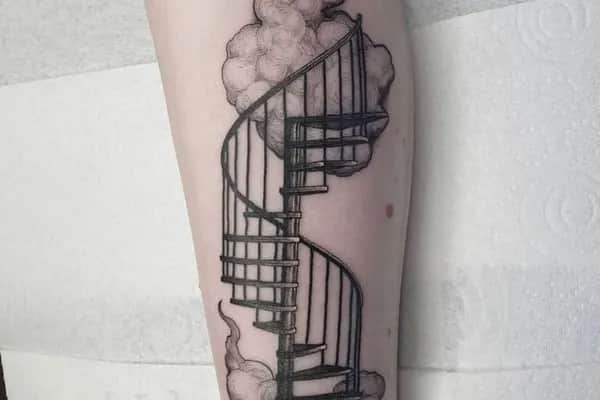 Tatuaż schody znaczenie: odkryj ukryte symbole życia i postępu