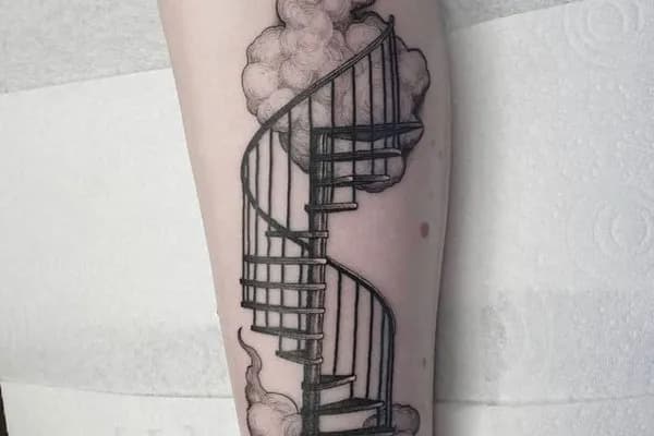 Tatuaż schody znaczenie: odkryj ukryte symbole życia i postępu
